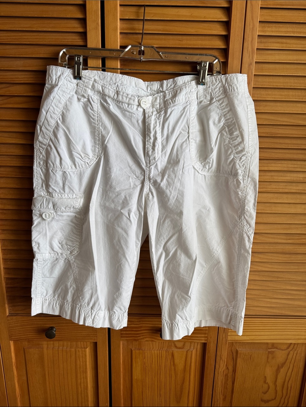 COLUMBIA Women’s White Cargo/Capri Shorts